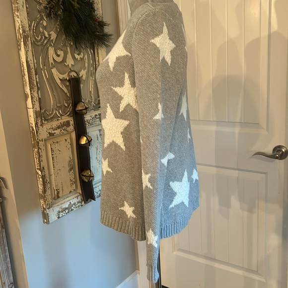 Grey Sweater with White Stars. - Size Medium - Ribbed collar and Sleeves. - Picture 2 of 6